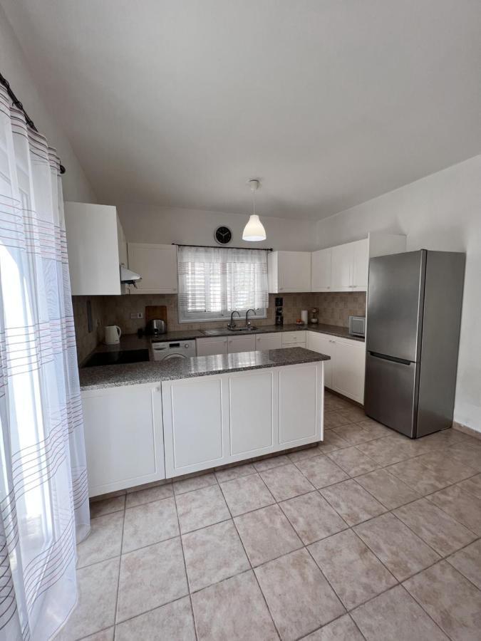 Pafia Sunbeach Townhouse Пафос Екстер'єр фото