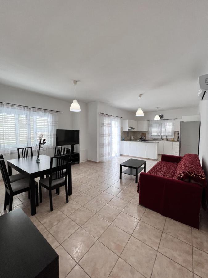 Pafia Sunbeach Townhouse Пафос Екстер'єр фото